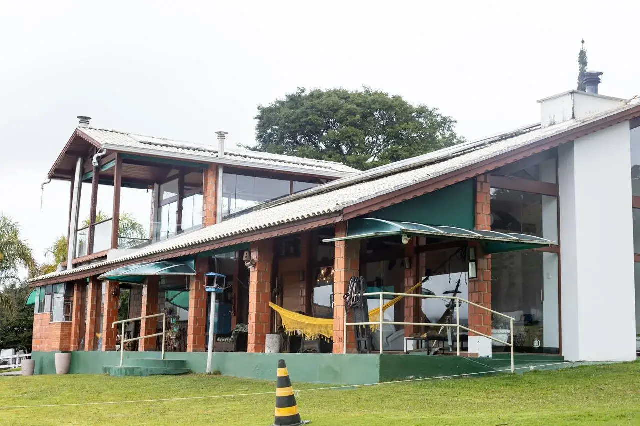 Estrutura e área de convivência da Toca das Corujas